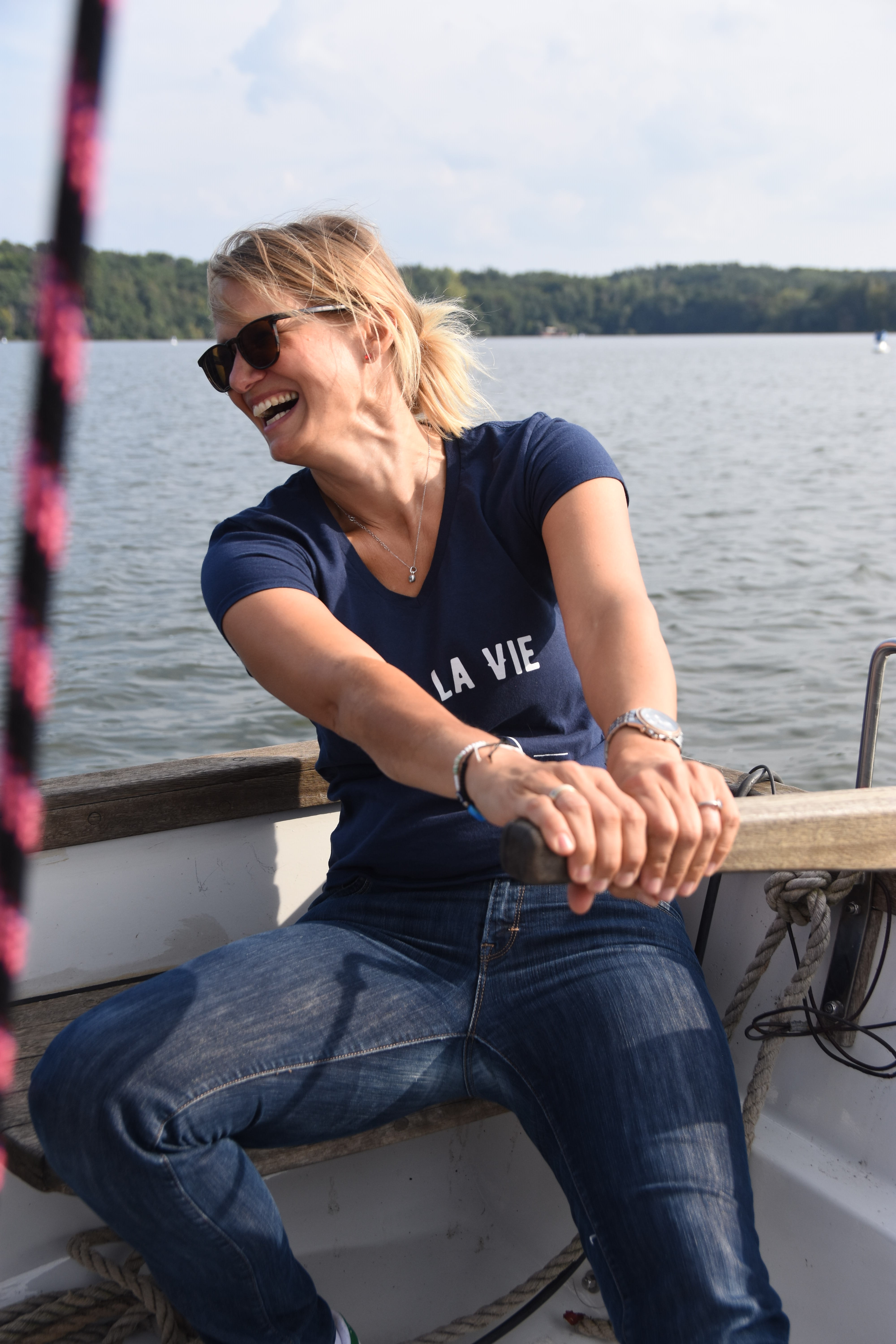 Eine Frau segelt.