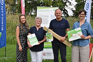 Vier Menschen vor den Aufstellern von Kinder forschen Unionshilfswerk Brandenburg.