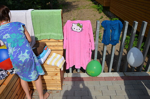 Handtücher hängen auf einem Balkon zum Trocknen in der Sonne