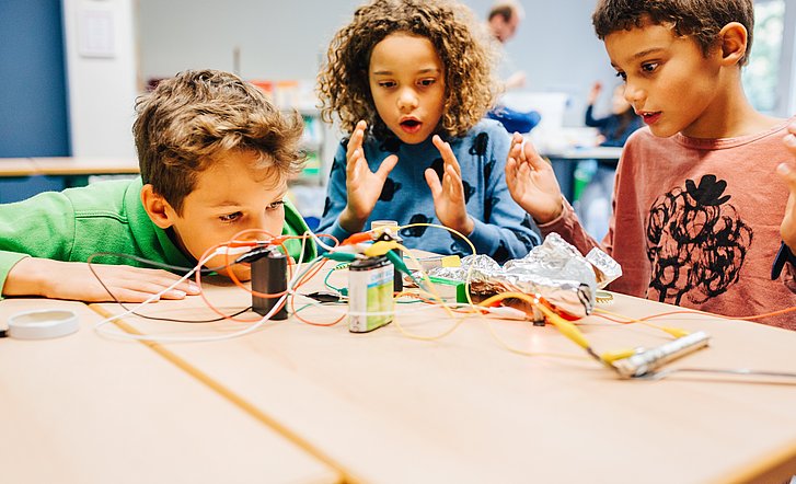 Kinder entdecken einen Stromkreislauf