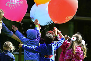 Kinder mit Luftballons beim "Tag der kleinen Forscher"
