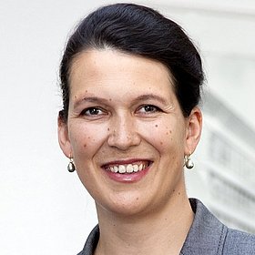 Portraitfoto von Dr. Sabine Helling-Moegen