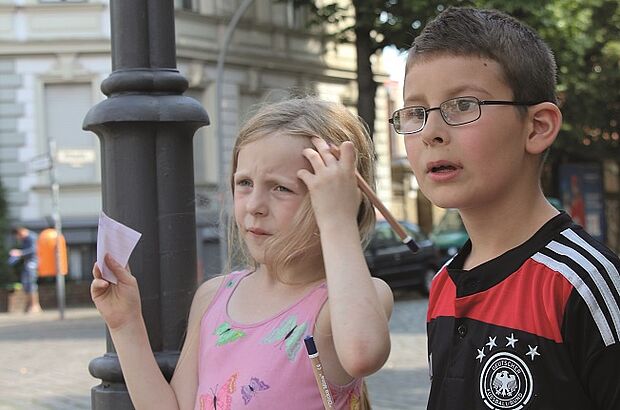 Zwei Kinder beobachten aufmerksam die Straße