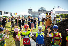 Kinderfest auf Wiese mit "Die Maus" vom WDR-Fernsehen