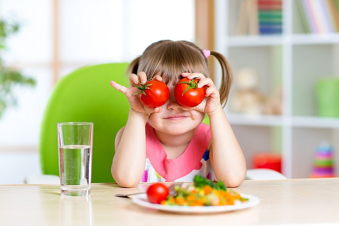 Kinder naschen Obst